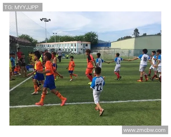 足球女星精彩瞬间捕捉与踢球技巧展现动感魅力头像设计